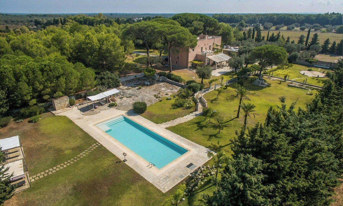 Carpignano Salentino House | 1800s farmhouse with pool among olive trees