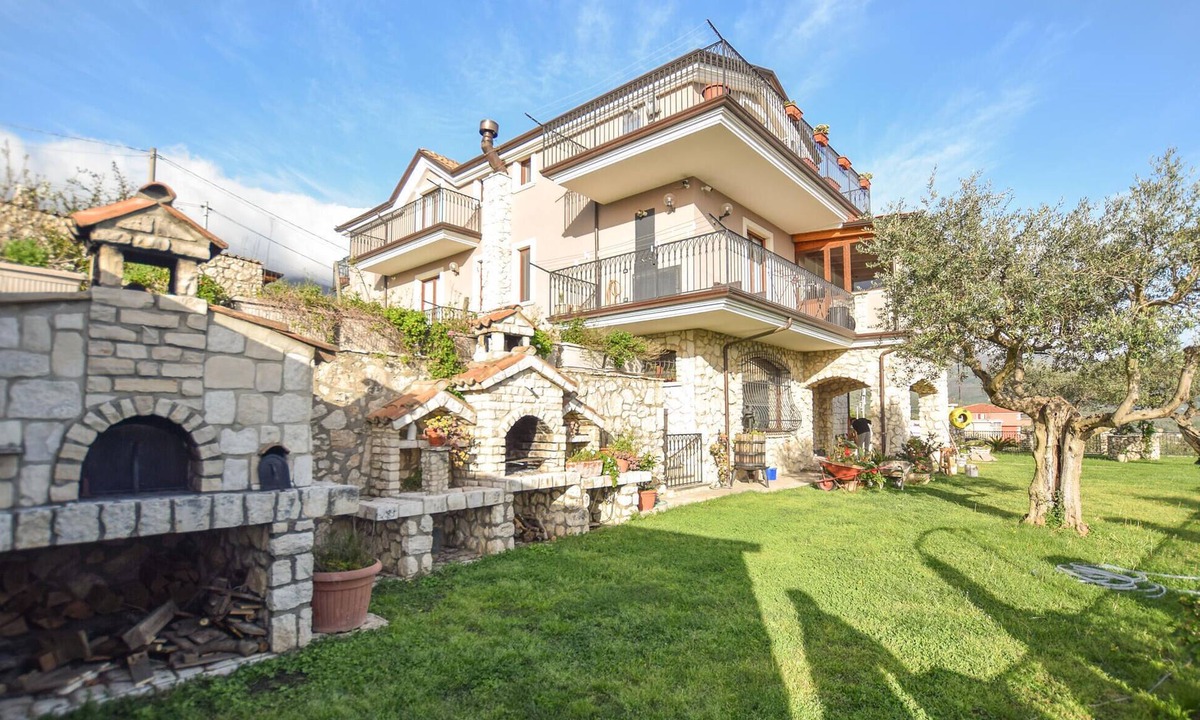 Avella Apartment | 3 bedroom amazing apartment in Avella