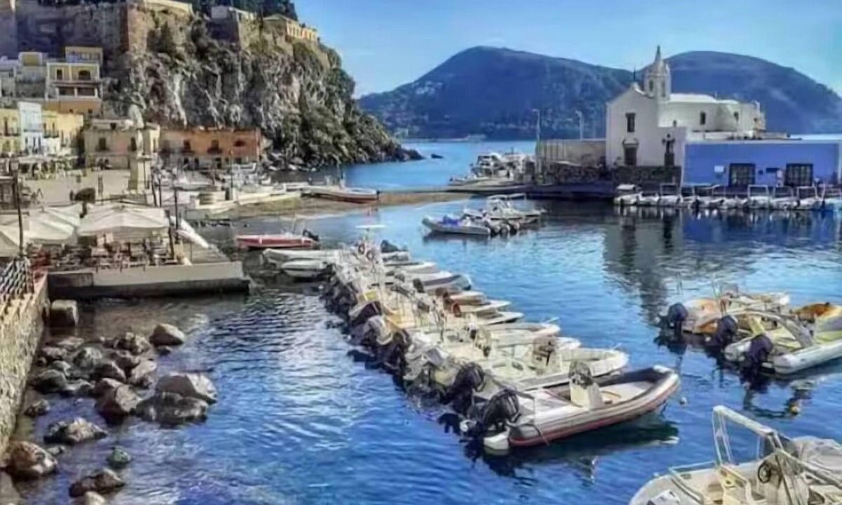 Lipari Historic Centre Apartment | 55 Via Roma. Apartment in the historic center, just a stone's throw from the sea. Up to 8 people.