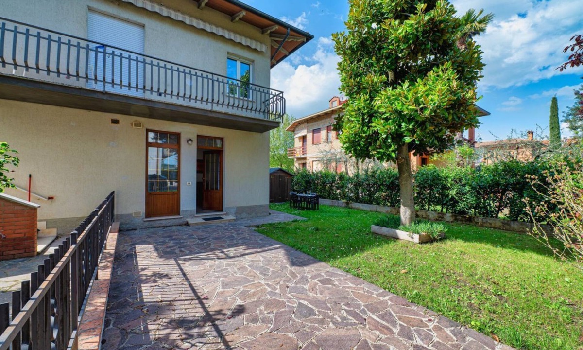 Castiglione del Lago Apartment | A cozy 45 sqm apartment, accommodating up to three people, located on the ground floor of a detached house (access via two steps).The property is located in Castiglione del Lago, in a residential area just steps from the lakefront and the historic center