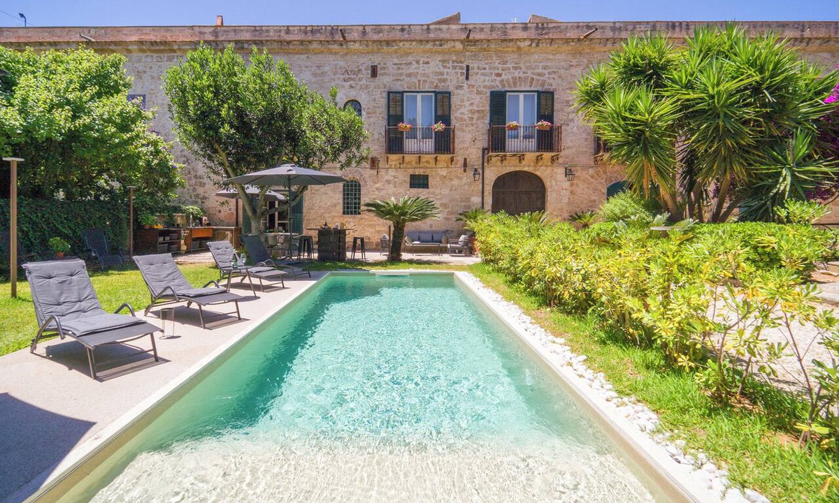Calatafimi Villa | A prestigious historic estate with a pool, in Segesta, near the beach in Alcamo