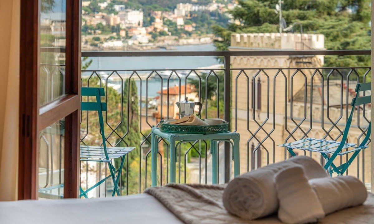 Rapallo Villa | 🏠 ACCOMMODATION DESCRIPTIONElegant panoramic house in Rapallo, spread over two main floors with a basement featuring a tavern area and laundry room. Surrounded by greenery and an extensive private garden with olive trees and Mediterranean vegetation,