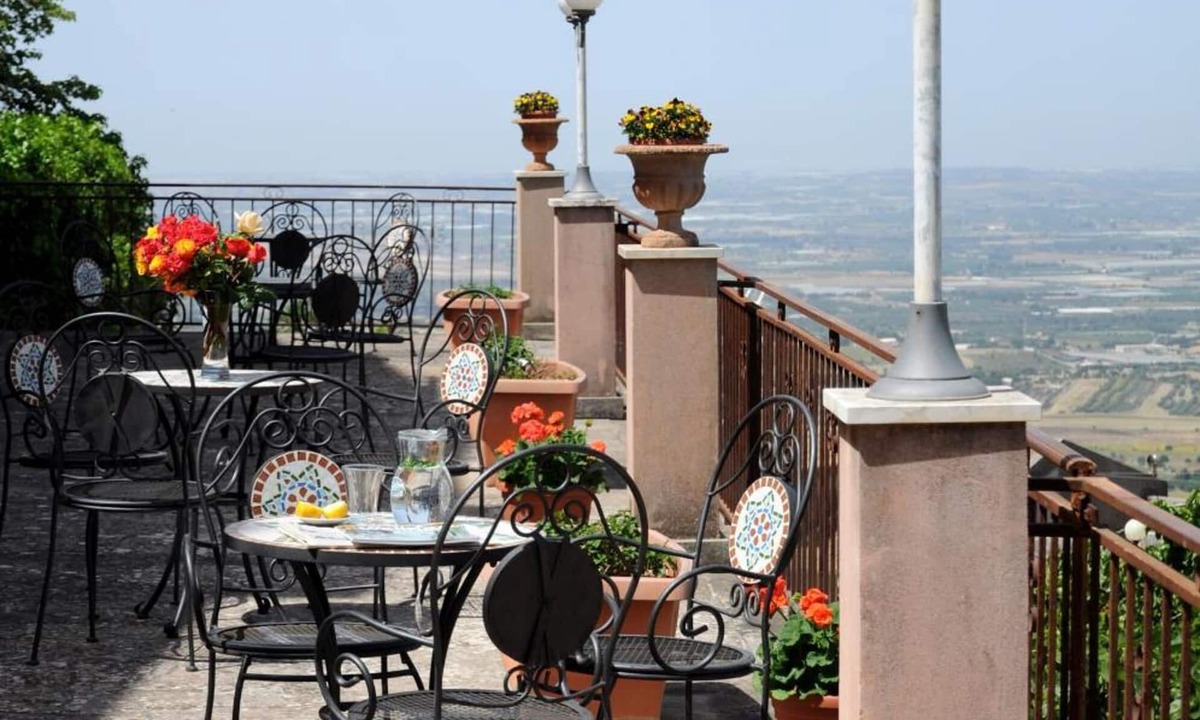 Chiaramonte Gulfi Hotel | Albergo villa nobile