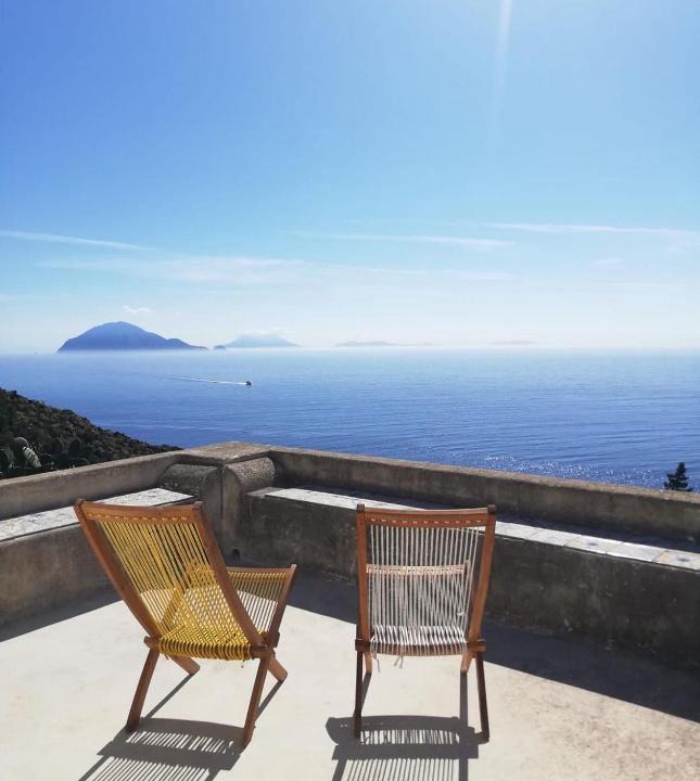 Alicudi Porto Bed & Breakfast | Alicudi Giardino dei Carrubi- al gradino 365