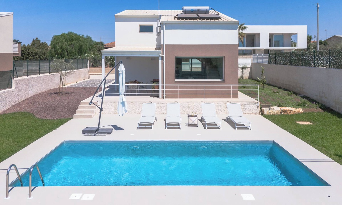 Gatto Corvino Villa | Aloe, Villa in Marina di Ragusa (Sicily) with pool by the sea