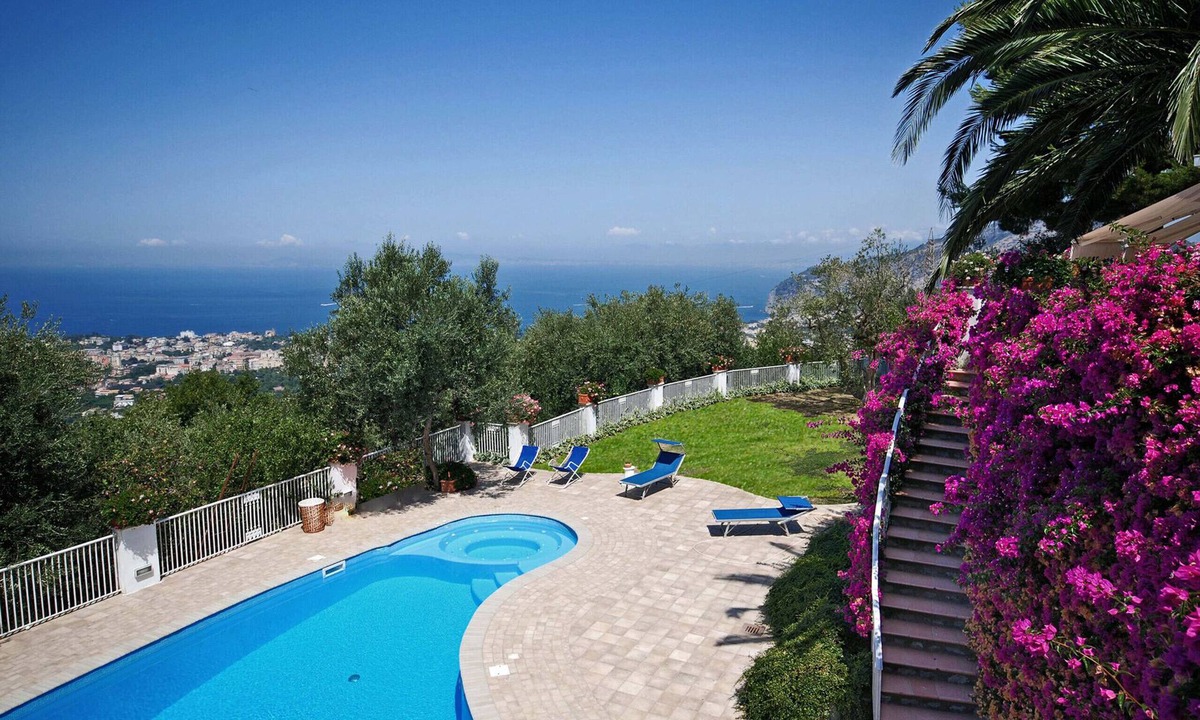 Piano di Sorrento Villa | AMORE RENTALS - Villa Auxilia with Shared Pool and Terrace