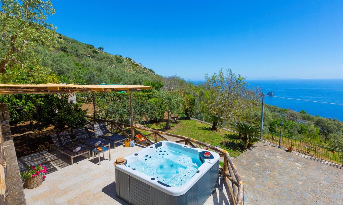 Sant'Agata sui Due Golfi Villa | AMORE RENTALS - Villa Ambra with Jacuzzi, Garden and Sea View