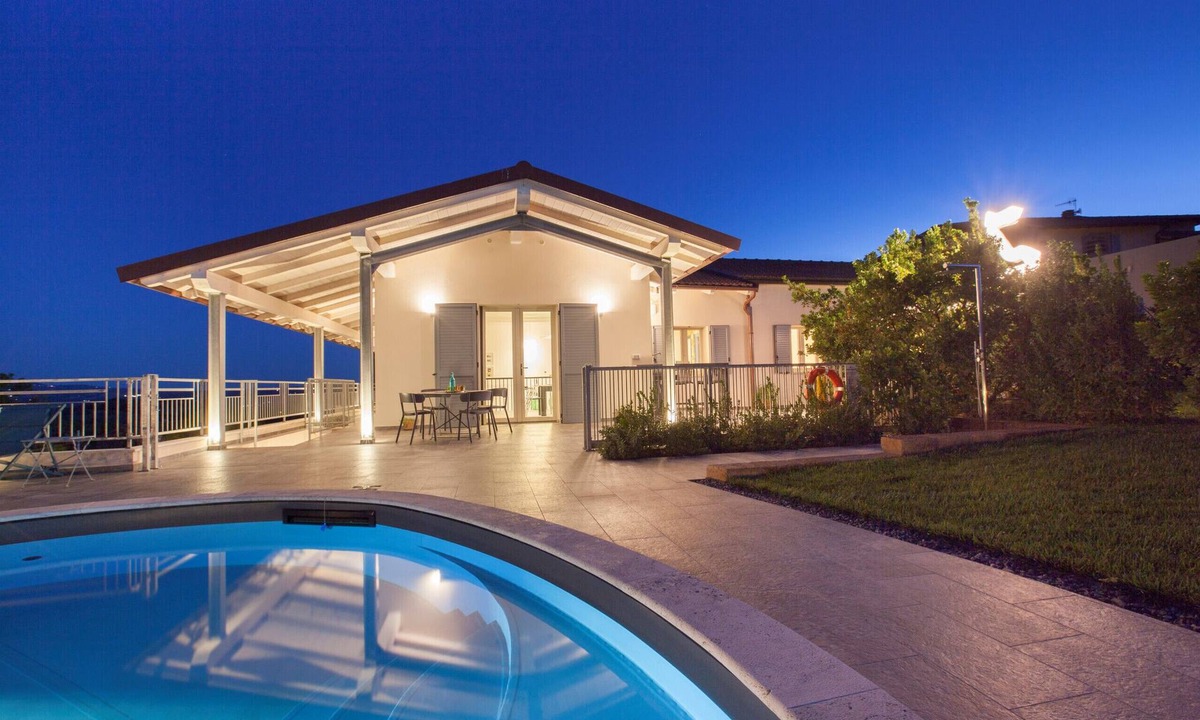 Campagnatico Villa | AMORE RENTALS - Villa Ambretta with Private Swimming Pool, Garden and Barbecue