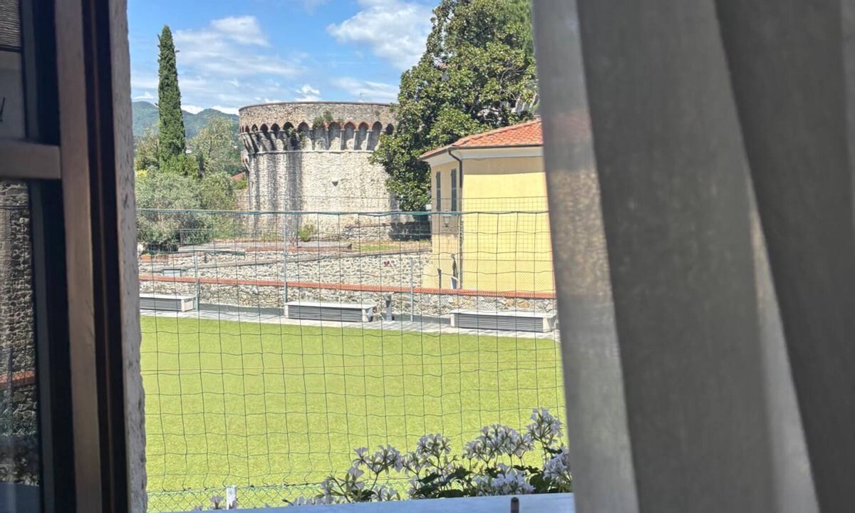 Sarzana Apartment | An apartment behind the theater, with old-world charm, in the heart of the historic district.