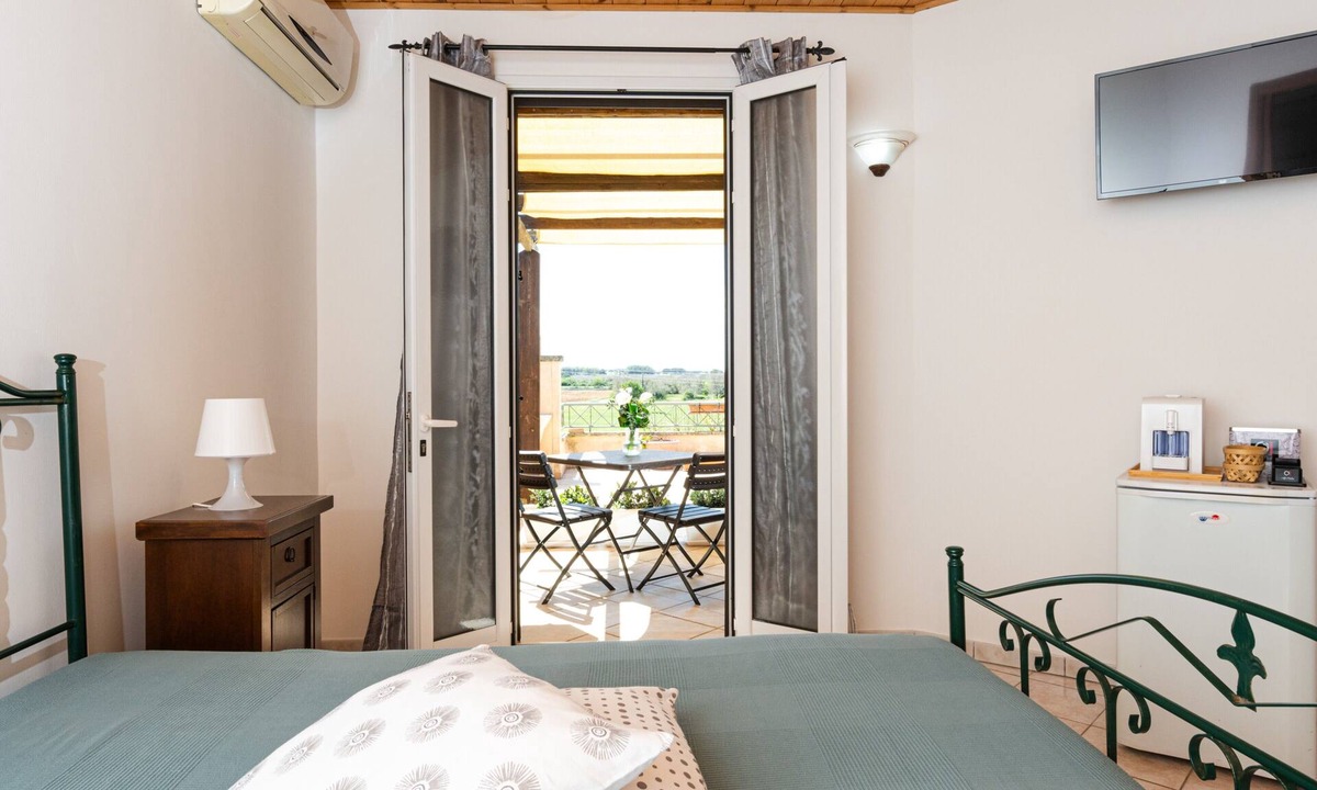 Cocumola Apartment | Angeli Nel Salento Room 6 with Private Terrace, Wi-Fi, and Air Conditioning