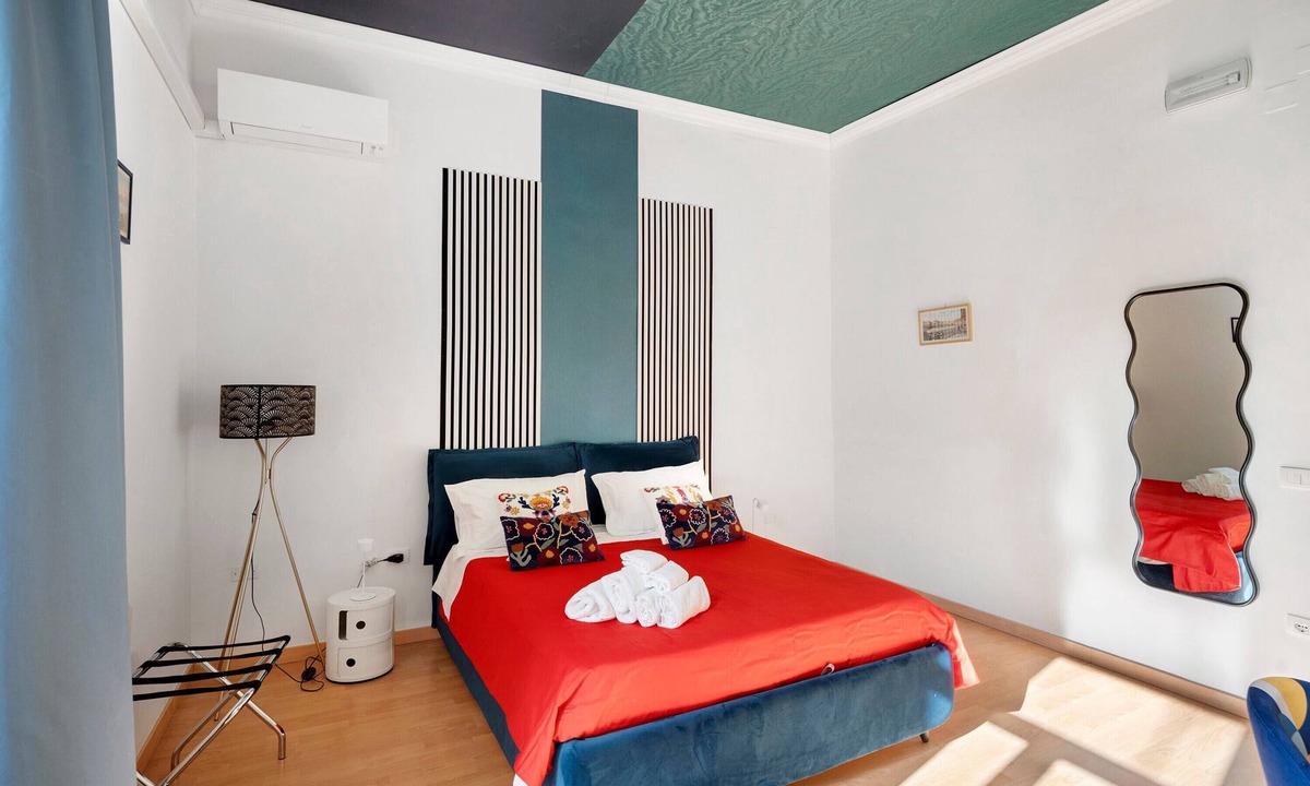 Quartieri Spagnoli Apartment | Antica Dimora Deluxe 2 with Balcony, Wi-Fi and Air Conditioning
