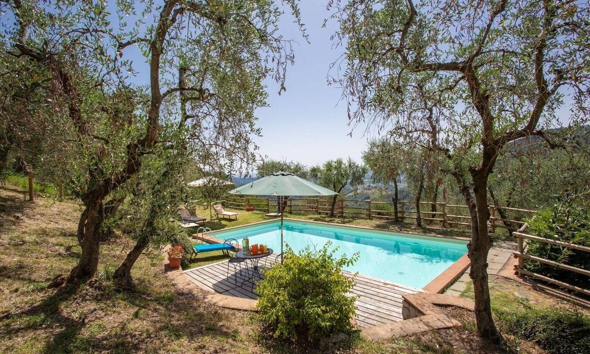 Lucca Villa | Apartment in villa with WIFI, pool, TV, patio, pets allowed, panoramic view, close to Lucca
