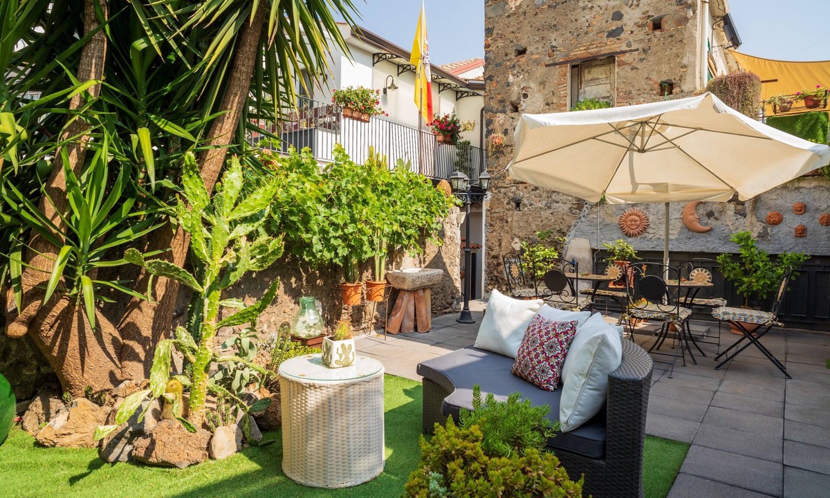 Fiumefreddo di Sicilia Apartment | Apartment 'A Ugghia' with Private Garden, Shared Heated Pool, Wi-Fi & Air Conditioning