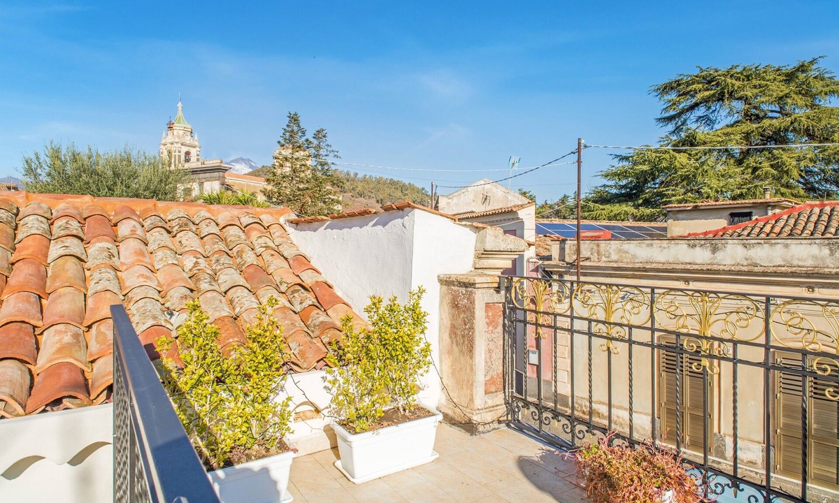 Viagrande House | Apartment "Alba 1" with Shared Terrace & Wi-Fi