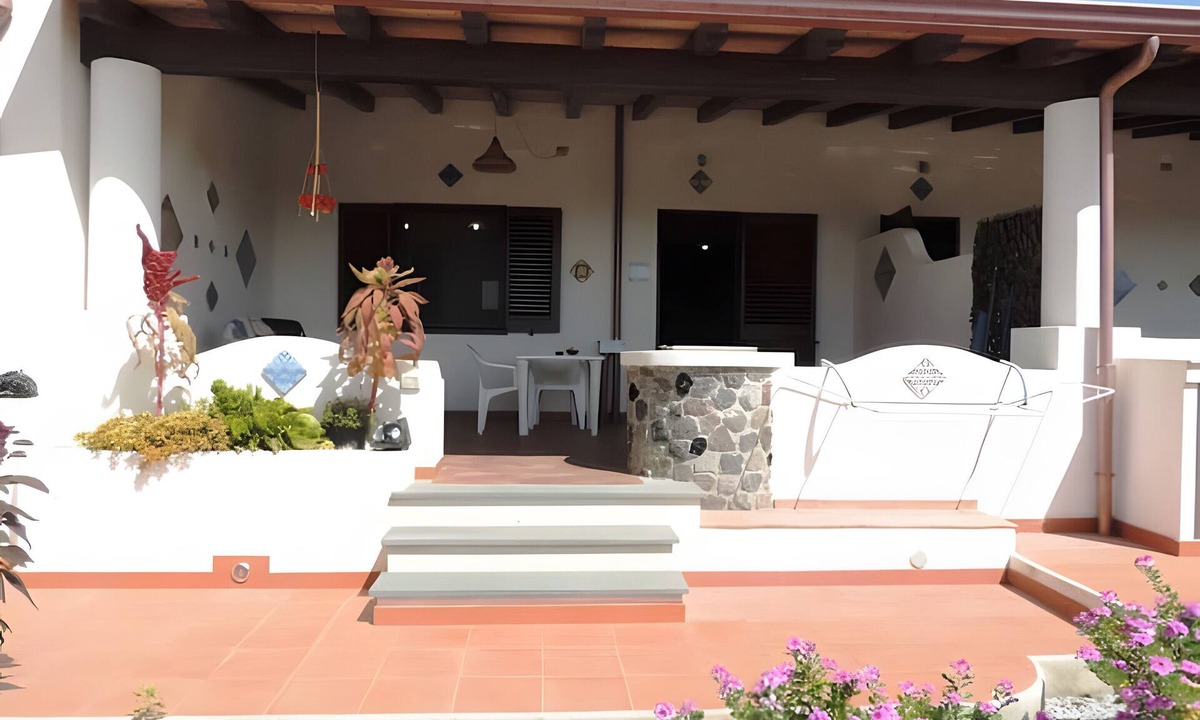 Pianoconte Apartment | Apartment 'Alicudi' with Sea View, Wi-Fi and Air Conditioning