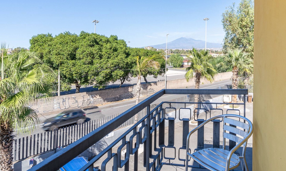 Contrada Pantano d'Arci Apartment | Apartment 'Camera 201 Con Balcone - Terrazza' with Mountain View, Wi-Fi and Air Conditioning