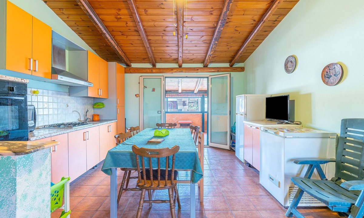 Agnone Bagni Apartment | Apartment 'Casa Pina A Due Passi Dal Mare' with Private Terrace and Air Conditioning