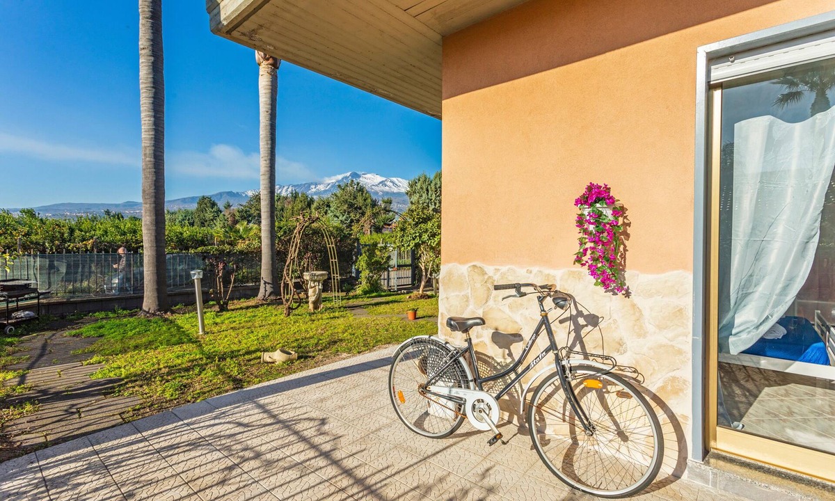 Fondachello Apartment | Apartment 'Il Giardino Delle Ninfe' with Mountain View, Wi-Fi and Air Conditioning