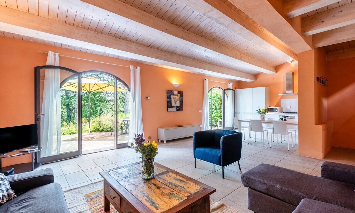 Trequanda Villa | Apartment In A Hotel "Villa Pesca" with Shared Pool, Private Balcony & Wi-Fi