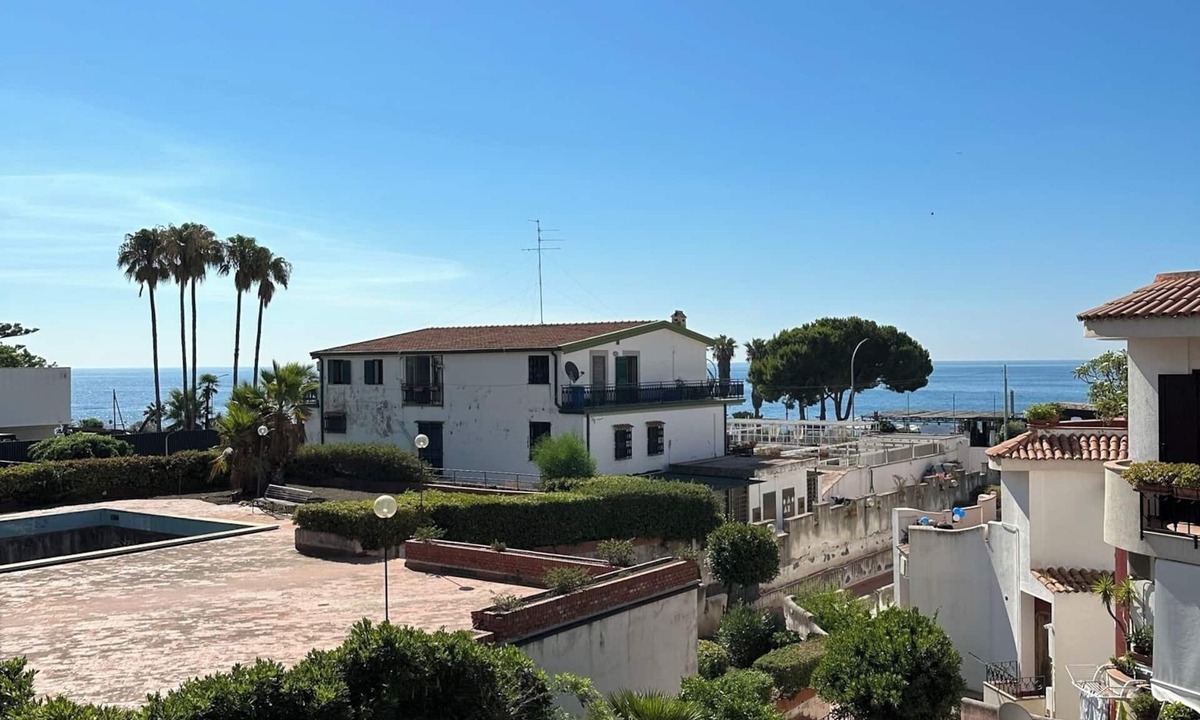 Cannizzaro Apartment | Apartment in Catania a few steps from the sea with bus stop under the house