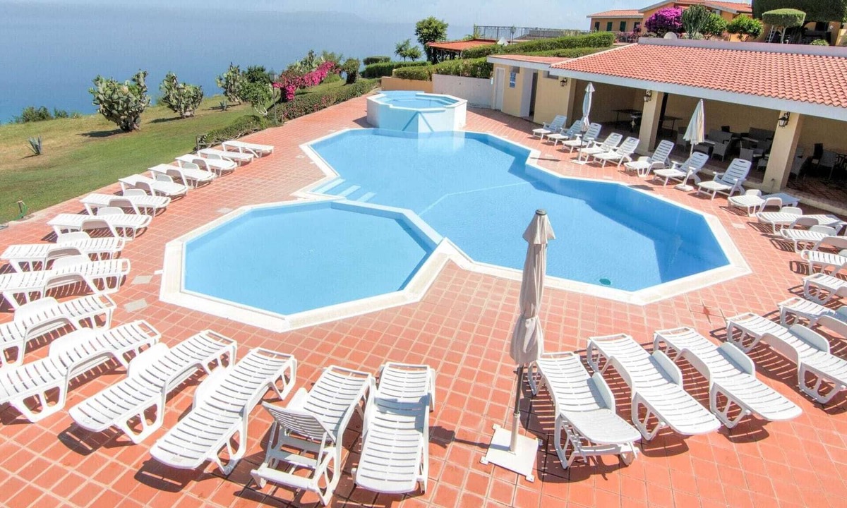 Parghelia Apartment | Apartment in Parghelia with terrace and sun loungers