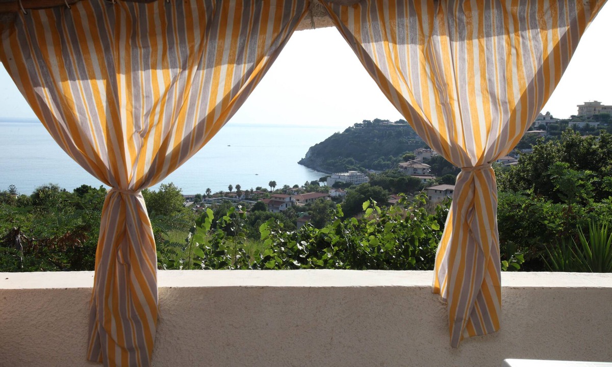 Santa Maria House | Apartment in Three-Family Villa with Large Balcony with Sea View "OPUNTIA"