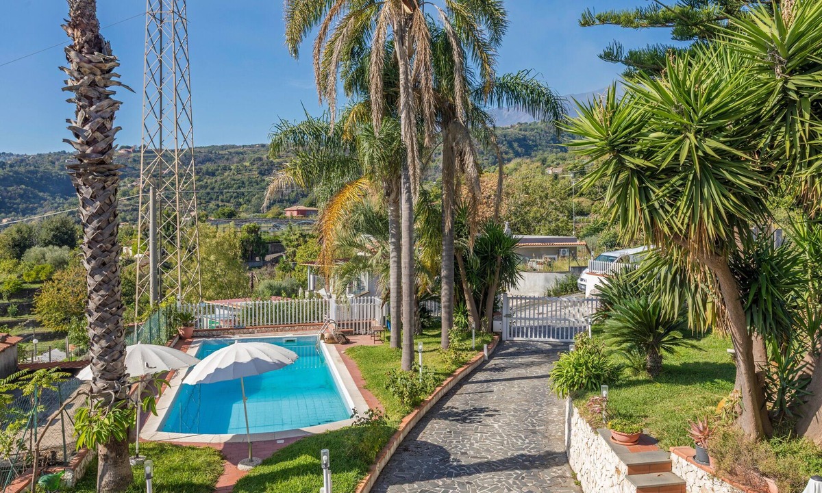 Coste Apartment | Apartment in Villa with Pool