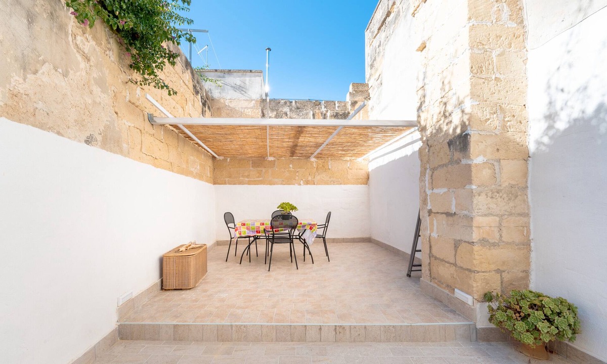 San Cesario di Lecce Apartment | Apartment 'Dimora Bianca' with Private Terrace and Air Conditioning
