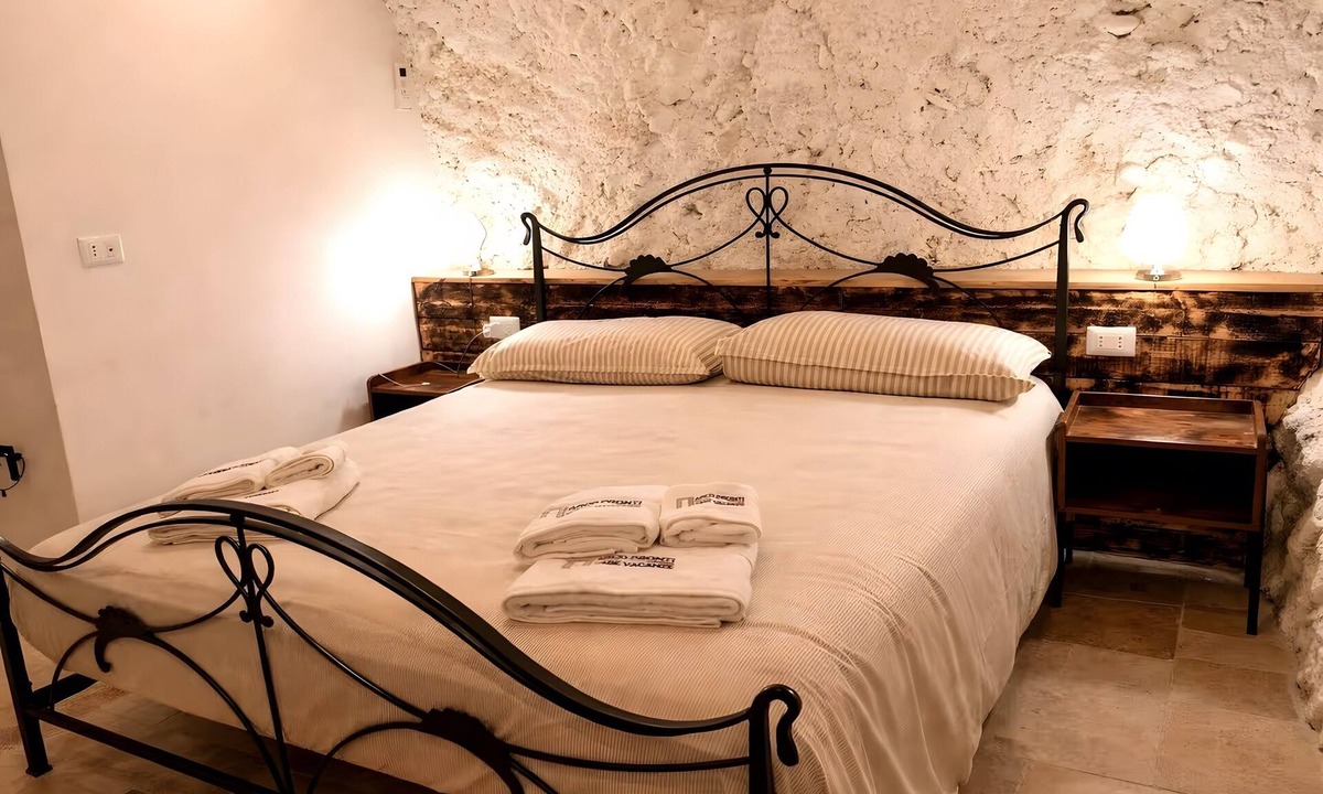 SantʼAgata di Puglia Apartment | Apartment 'Cafuorchie - Arco Pronti' with Mountain View, Wi-Fi and Air Conditioning
