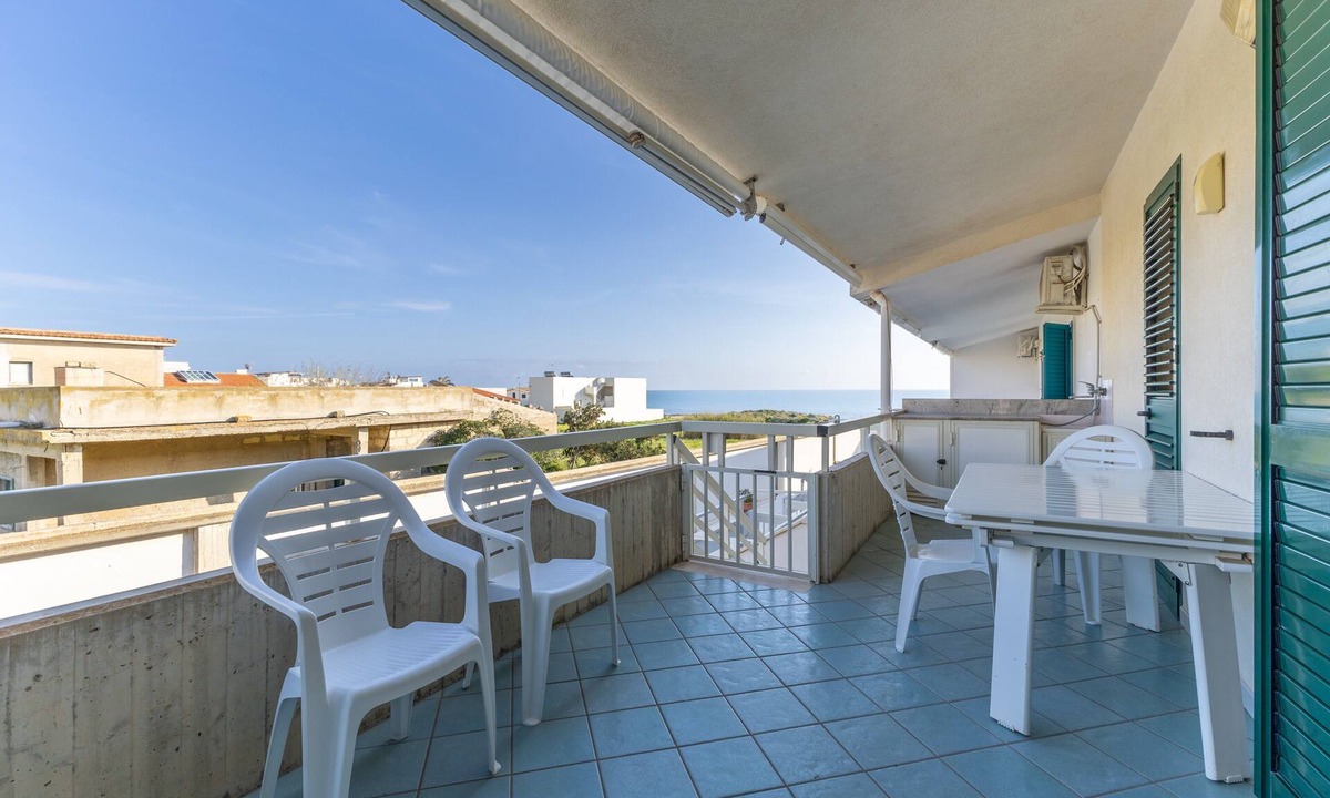Casuzze Apartment | Apartment 'Vista Mare' with Sea View, Wi-Fi and Air Conditioning