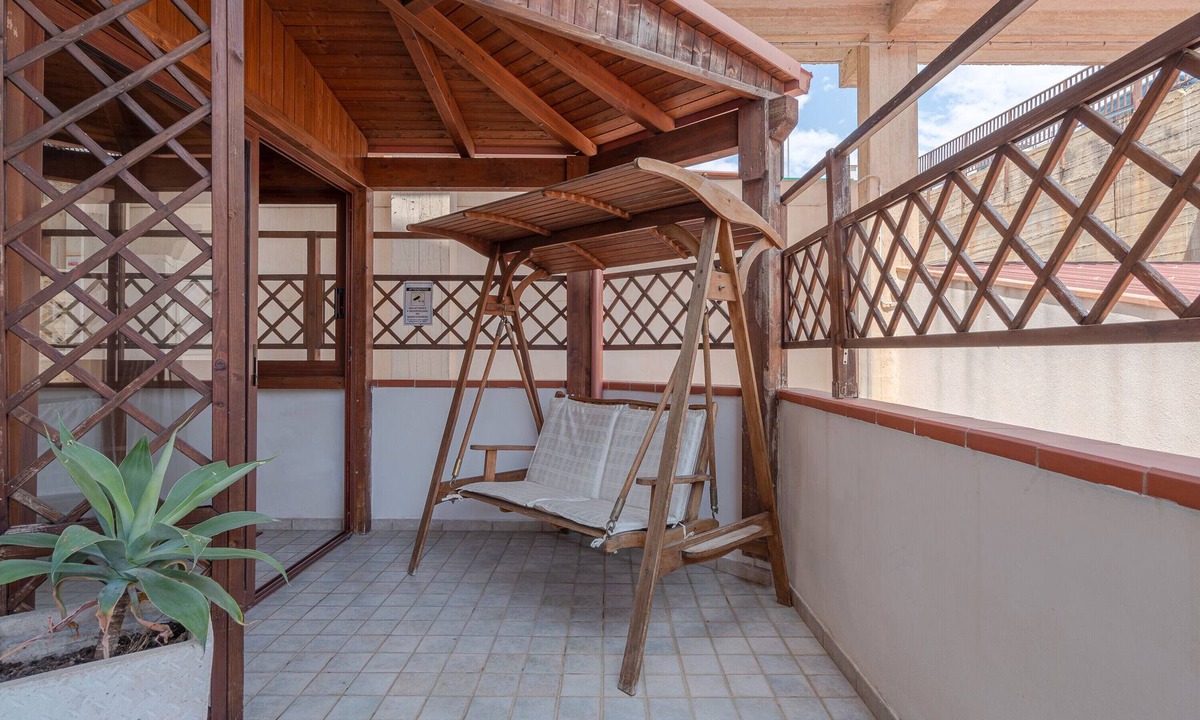 Marina di Ragusa Apartment | Apartment 'La Casa Di Rosa' with Private Terrace and Wi-Fi