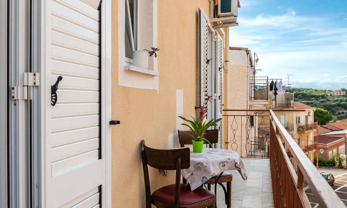 Lascari Apartment | Apartment 'La Casa Del Cuore' with Mountain View, Wi-Fi and Air Conditioning