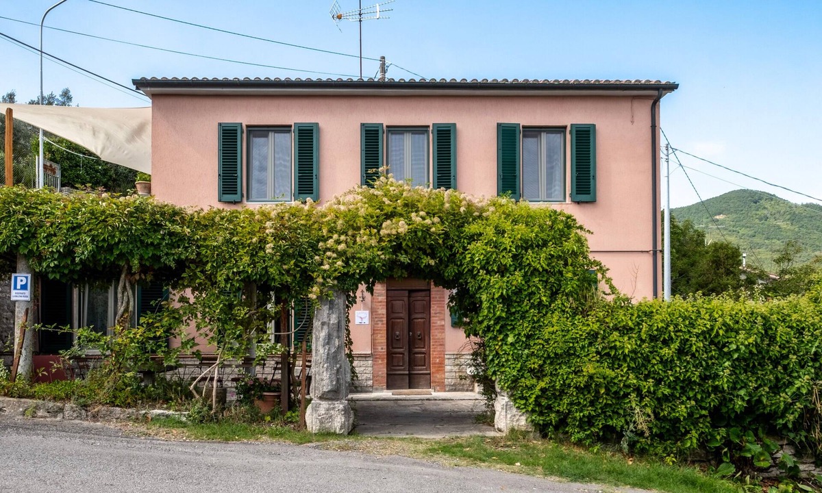 Bagni San Filippo Apartment | Apartment 'La Balena Rosa' with Private Terrace and Wi-Fi