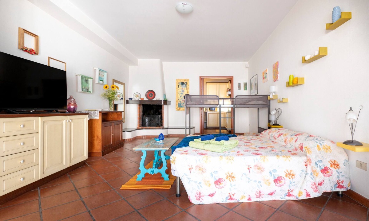 Palmariggi Apartment | Apartment 'La Terra Di Mezzo' with Balcony, Wi-Fi and Air Conditioning