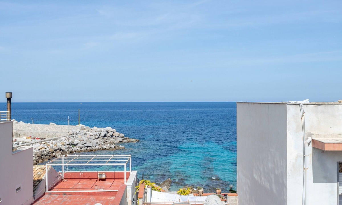 Isola delle Femmine Apartment | Apartment 'Matilde' with Shared Terrace, Wi-Fi and Air Conditioning