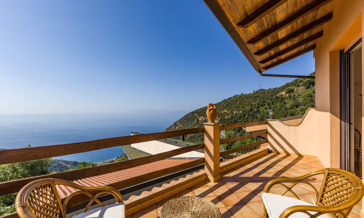 Gioiosa Marea Apartment | Apartment 'Mandorlo' with Sea View, Private Terrace and Wi-Fi