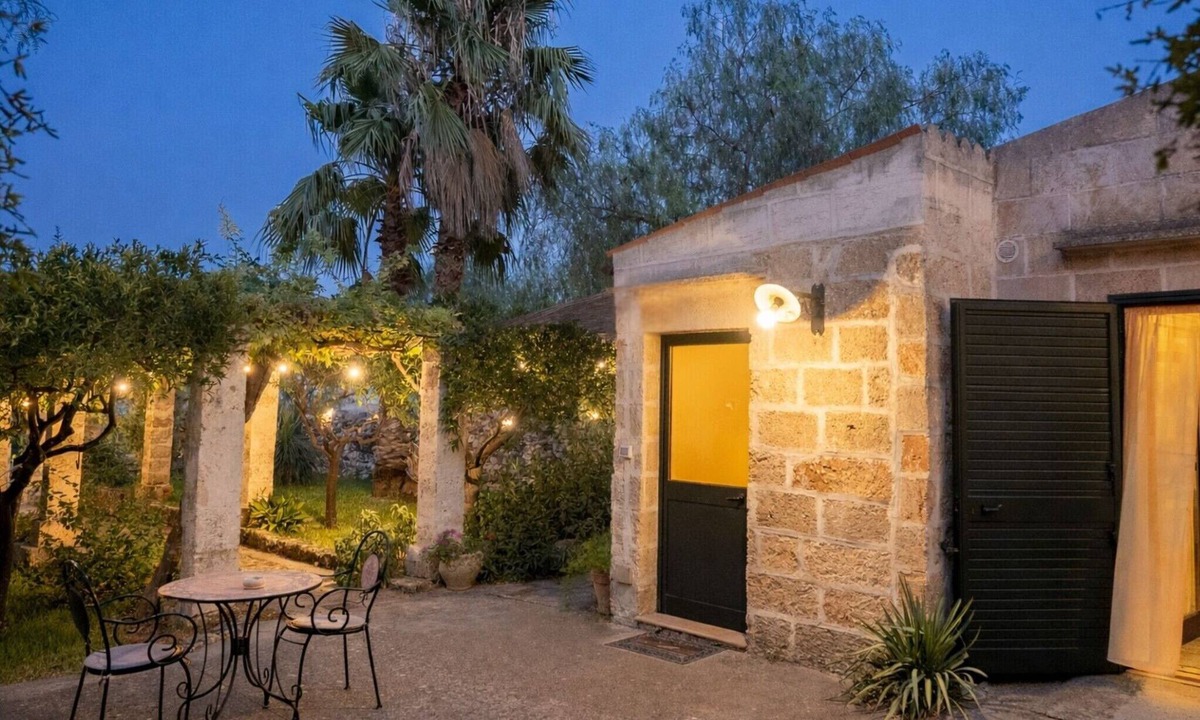 Specchia Villa | Apartment 'Masseria De Donno - Melograno' with Shared Pool, Wi-Fi and Air Conditioning
