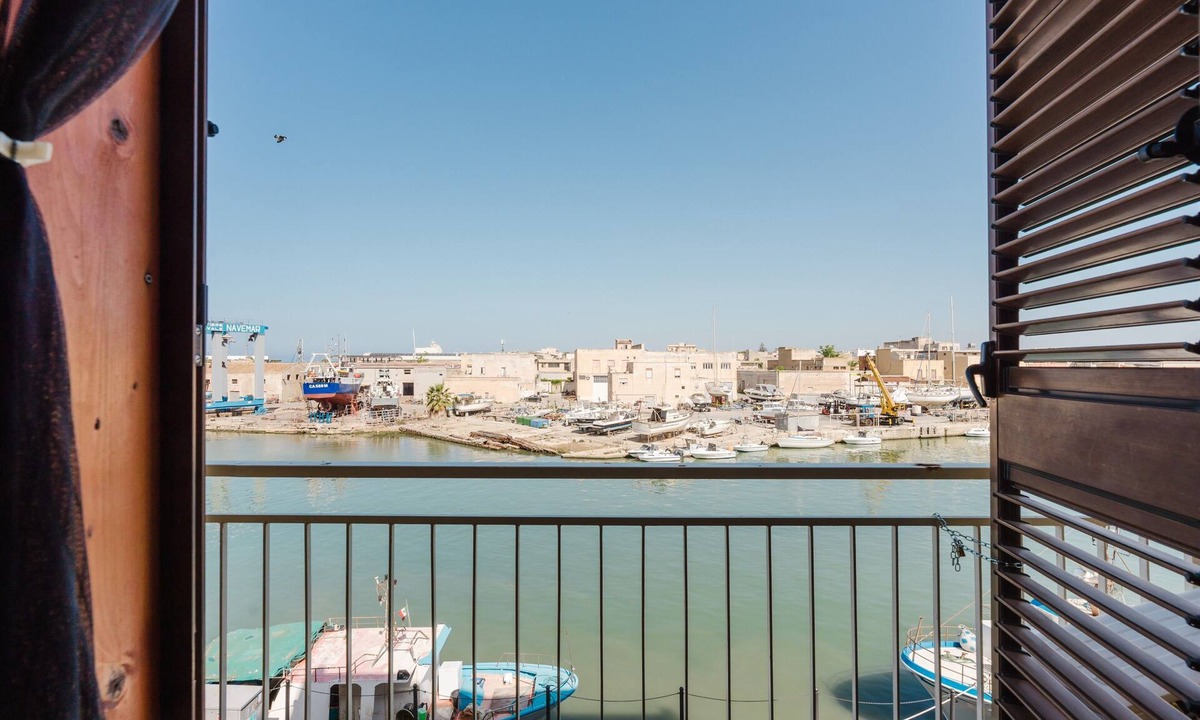 Mazara del Vallo Apartment | Apartment 'Mazarassai' with Sea View, Wi-Fi and Air Conditioning