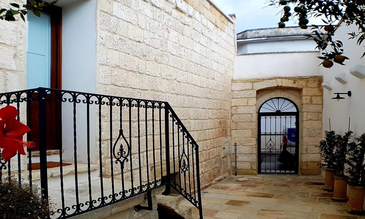 Giuggianello Apartment | Apartment 'Oikia Giuggianello Le Bey Fausta' in Puglia with Wi-Fi and Shared Garden
