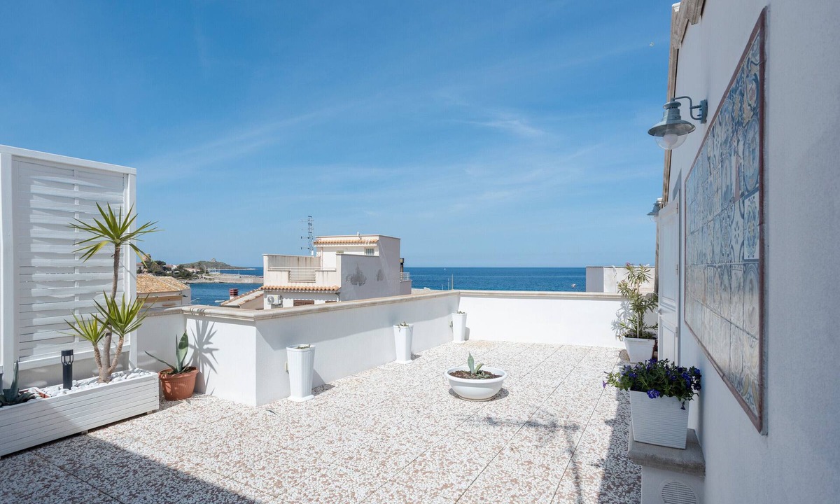 Isola delle Femmine Apartment | Apartment 'Pauline' with Sea View, Wi-Fi and Air Conditioning