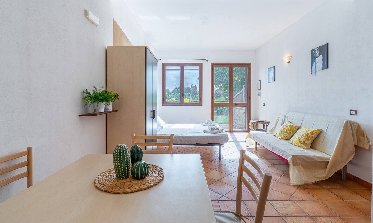 Arenella Apartment | Apartment 'Pathos Retreat Mandorlo' with Shared Pool, Wi-Fi and Air Conditioning
