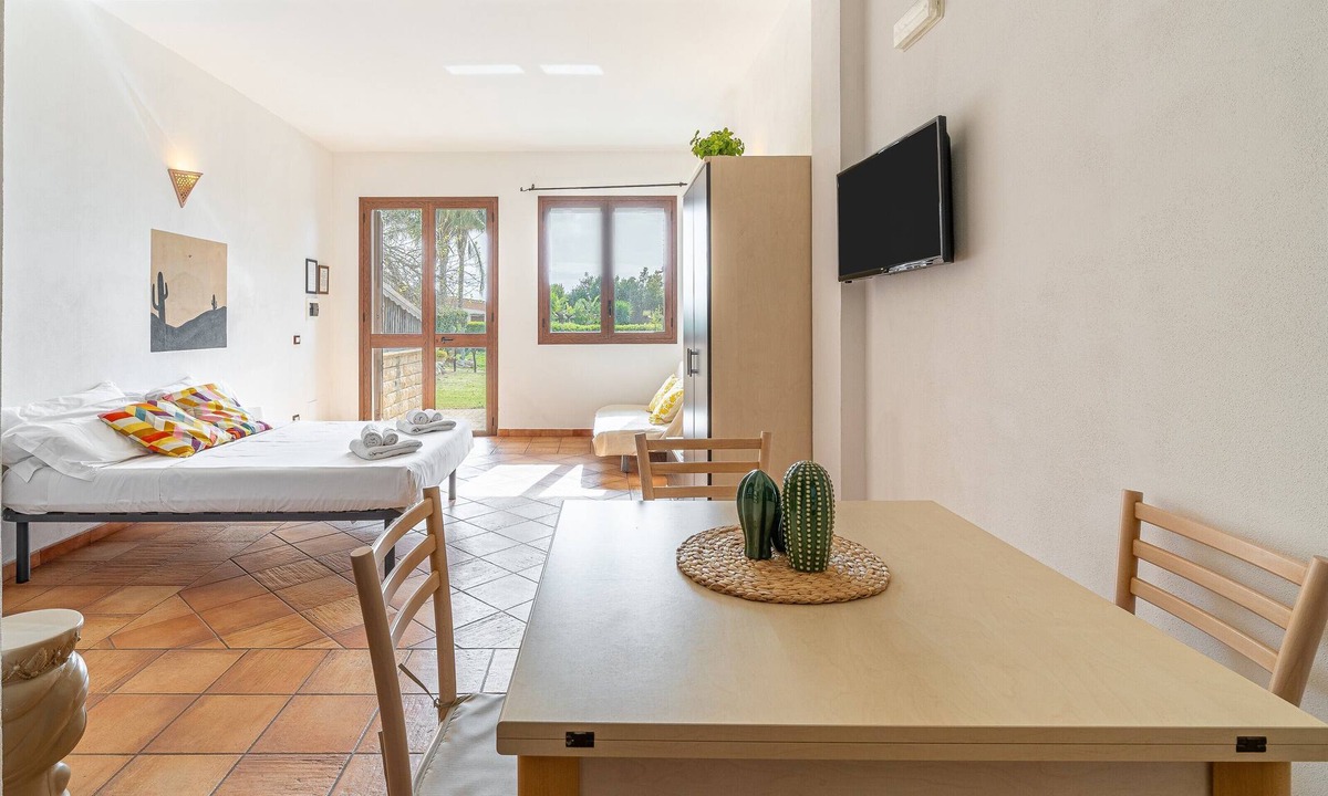Arenella Apartment | Apartment 'Pathos Retreat Ulivo' with Shared Pool, Wi-Fi and Air Conditioning