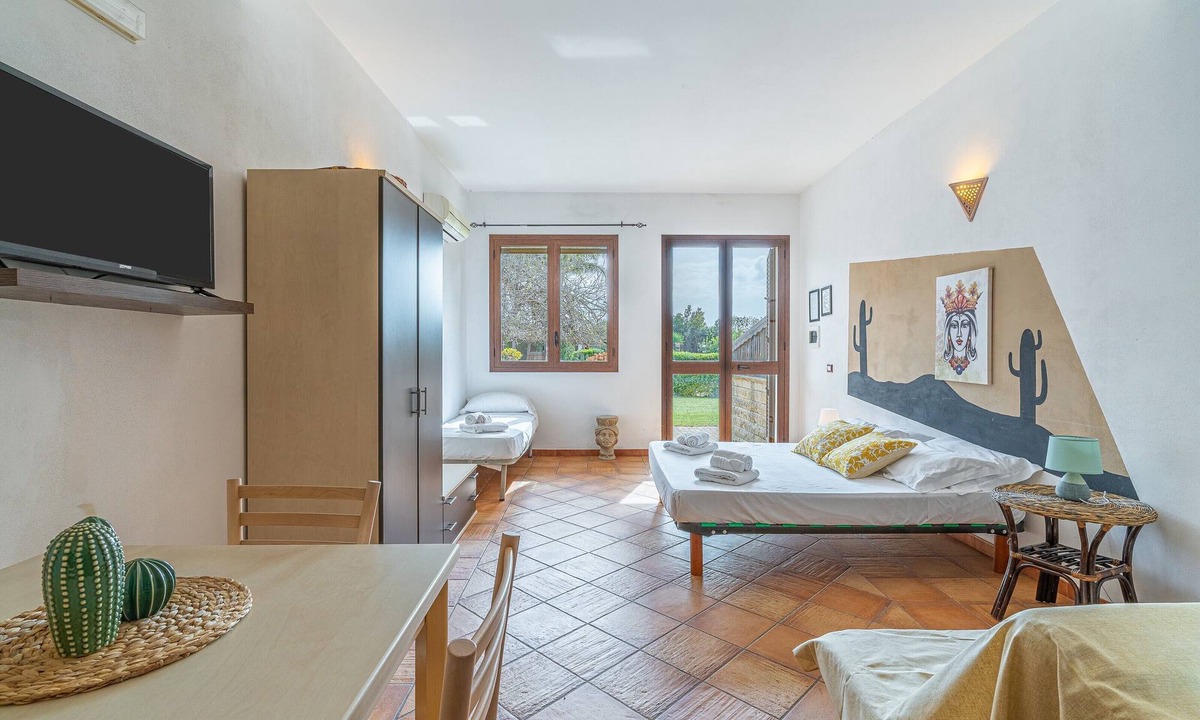 Arenella Apartment | Apartment 'Pathos Retreat Lavanda' with Shared Pool, Wi-Fi and Air Conditioning