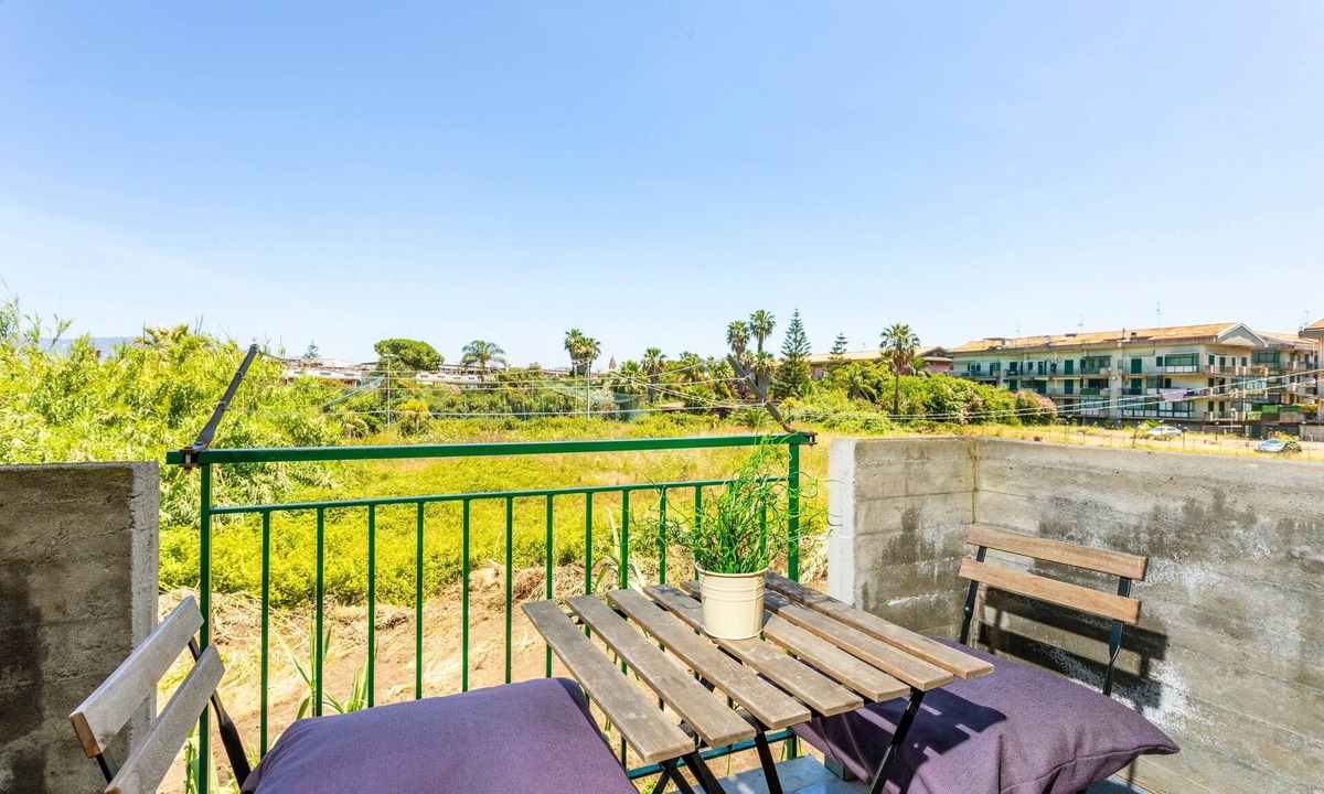 Fondachello Apartment | Apartment 'Petite Maison' with Shared Garden, Wi-Fi and Air Conditioning