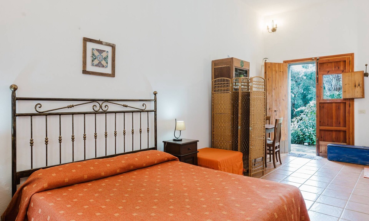 Custonaci Apartment | Apartment 'Pino' with Private Garden, Wi-Fi and Air Conditioning
