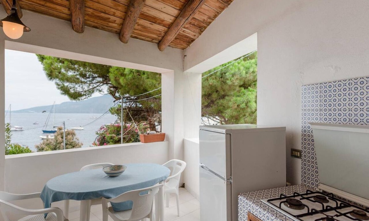 Lingua Apartment | Apartment 'Quadara - Sul Rifugio' with Sea View, Private Terrace and Shared Garden