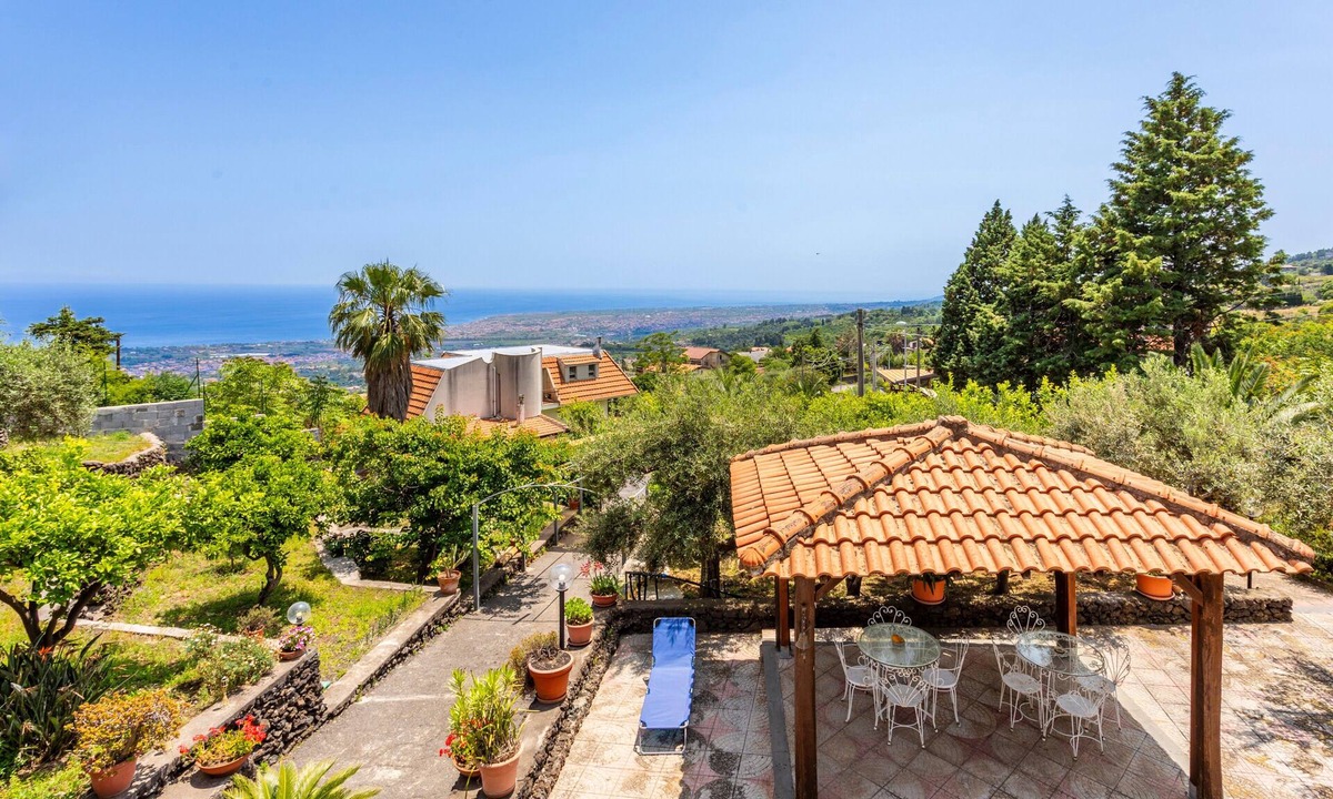 Mascali Apartment | Apartment 'Sara' with pool, sea & Etna view, private terrace