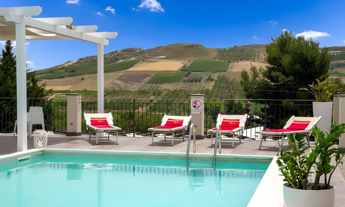 Mazzarino Apartment | Apartment 'Spassu' with Pool, Garden, Wi-Fi and Air Conditioning