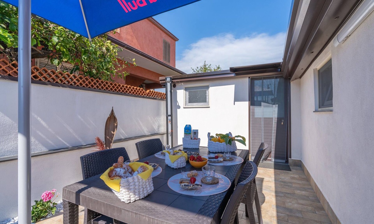 Agnone Bagni Apartment | Apartment 'Trifamiliare Garden - Sole' with Private Terrace, Wi-Fi and Air Conditioning