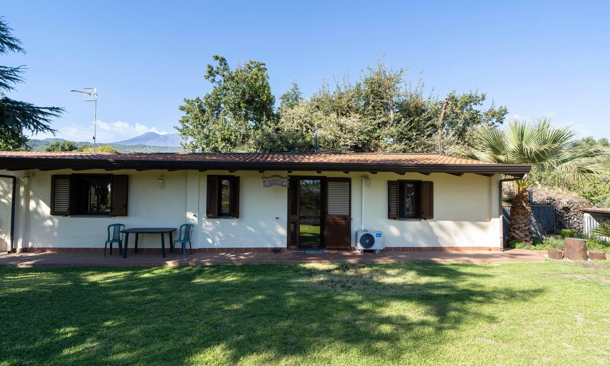 Piedimonte Etneo Apartment | Apartment "Villa Romeo with tree house" with Mountain View